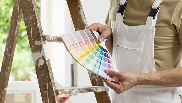 Maler mit Leiter und Farbpalette